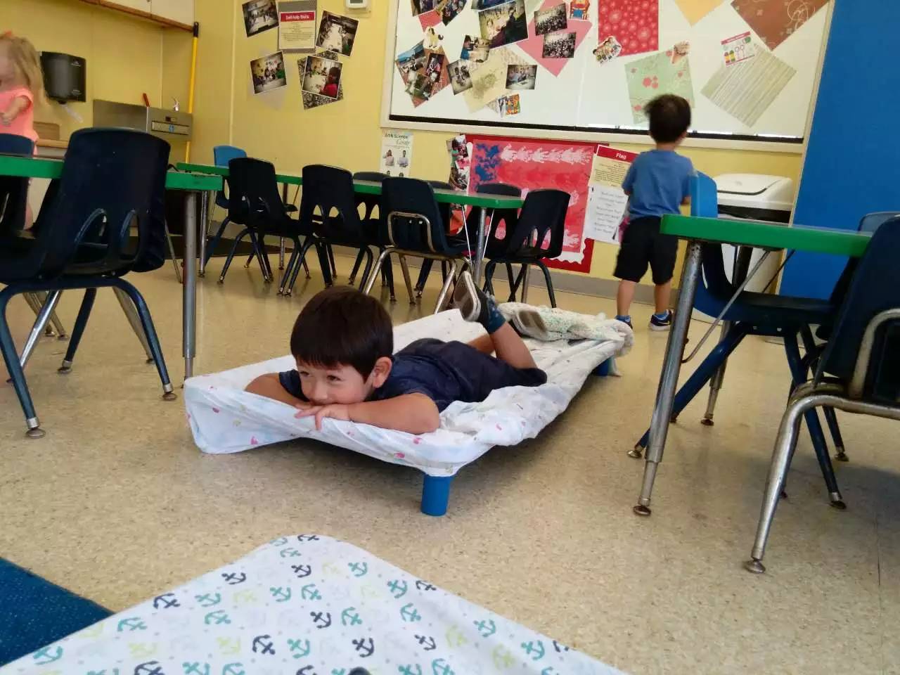美国幼儿园孩子午睡3.jpg